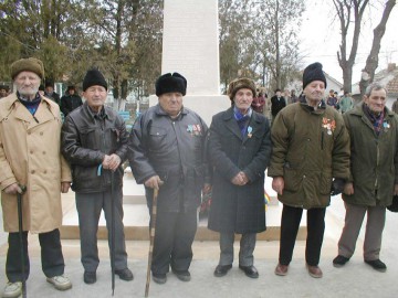 Duşa a promis, la Constanţa, adoptarea legii pensiilor şi a statutului cadrelor militare